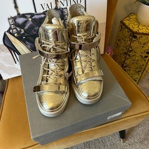 GIUSEPPE ZANOTTI
DESIGN